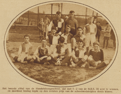 871223 Groepsportret van het tweede elftal van de Handelshogeschool te Utrecht, dat de 1e prijs won bij de ...
